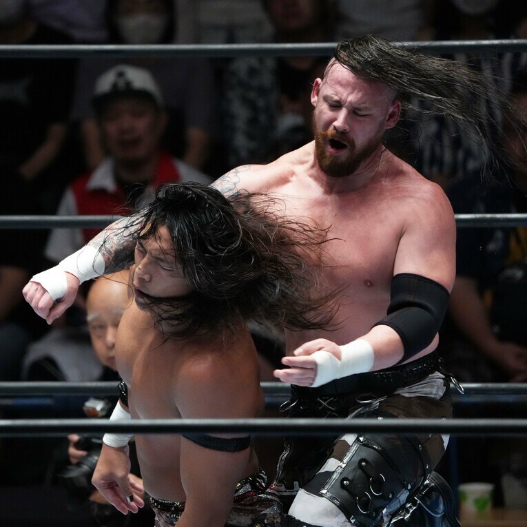 竹下幸之介を殴るデビッド・フィンレー　©Essei Hara