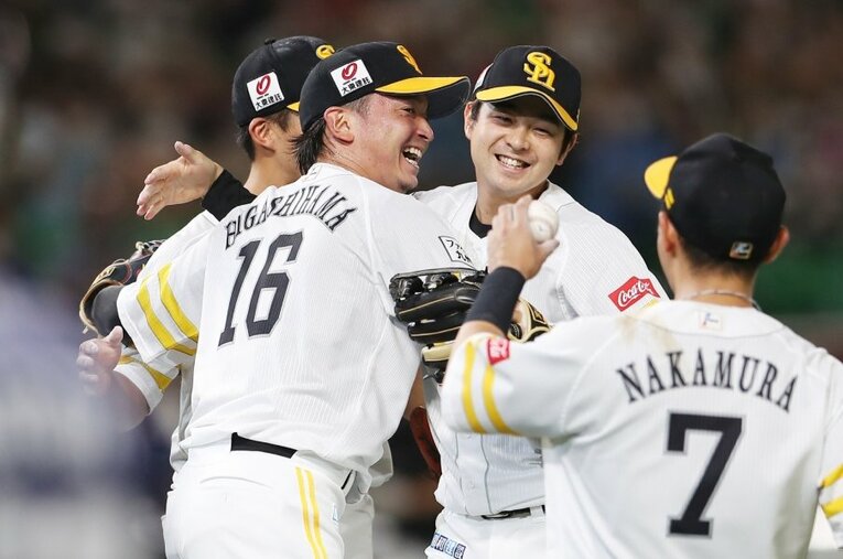 ノーヒットノーランを達成し、喜ぶソフトバンク・東浜巨 ／ photograph by JIJI PRESS