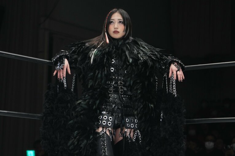 コーナーにもたれる上谷沙弥　©Essei Hara