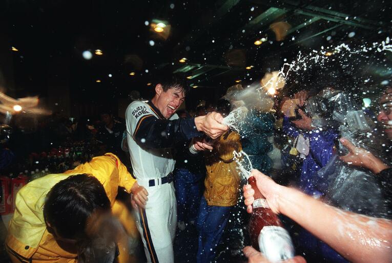 96年、日本一になってビールかけするイチロー　©JIJI PRESS