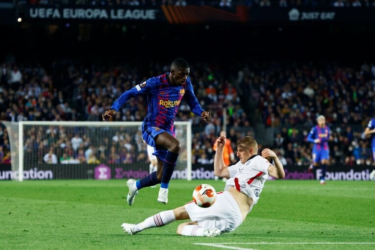 「初めて日本人がバルサのカンプノウで勝利」歴史的瞬間を撮った… 鎌田大地のアシストと献身に感動した理由〈長谷部誠も出場〉(20)