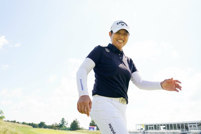 2022年4月、ラウンド中に笑顔をのぞかせる野村敏京　©︎Shizuka Minami