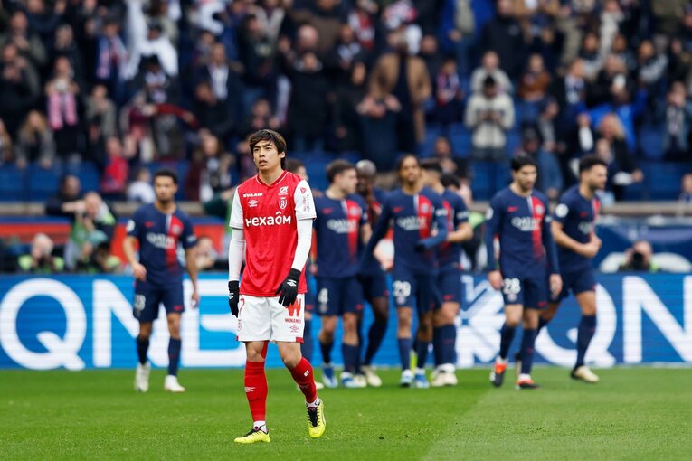 伊東純也は日本代表選外だが「フランス代表DFとの攻防で高い精度」強豪PSG戦、先制ゴール起点のち“深く一礼”…撮影カメラマンは見た(11)