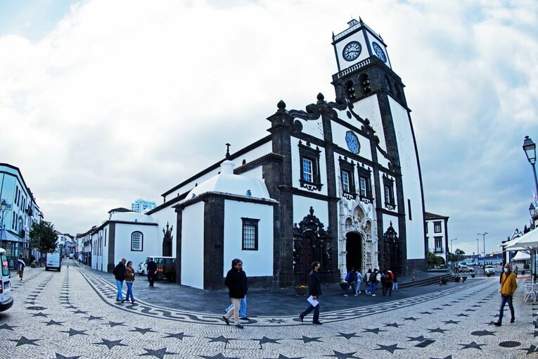 「山の斜面にスタジアム」「守田英正のお薦め料理は…」日本代表MFが戦う“離島クラブ”は美しい風景とグルメ満載だった《現地で撮影》(22)