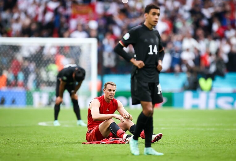 呆然とピッチに座り込むノイアー。試合後はレーブへの感謝の言葉を絞り出した©Getty Images