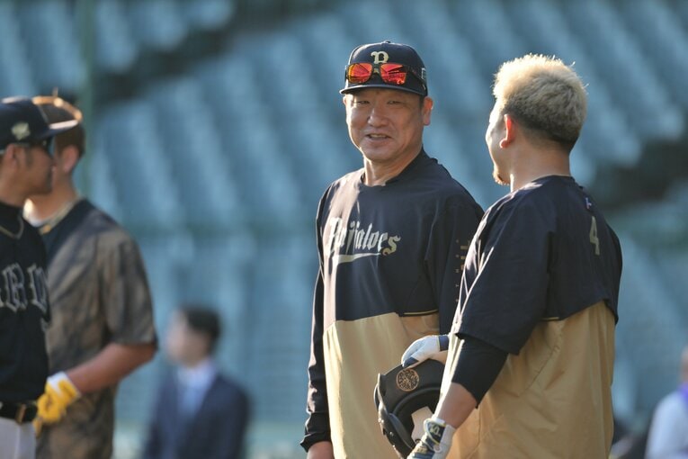 森友哉（右）に声をかける中嶋監督　©︎Hideki Sugiyma