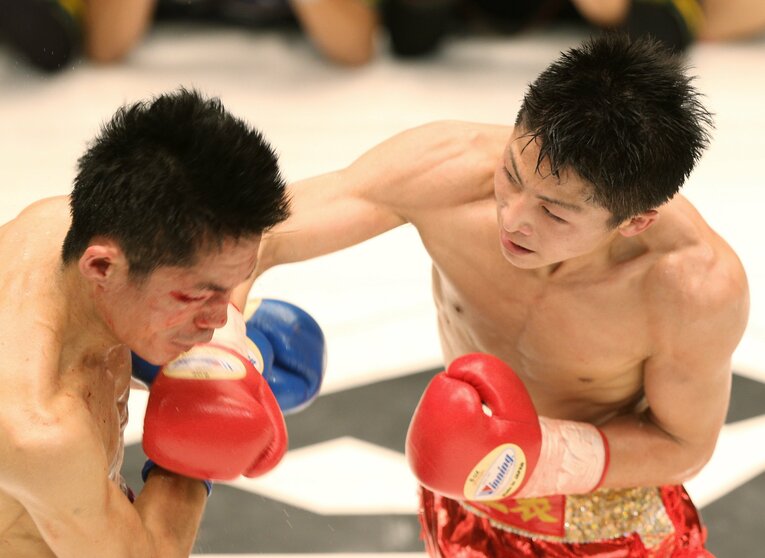 佐野友樹さんに強烈な右を打ち込む井上尚弥　©JIJI PRESS