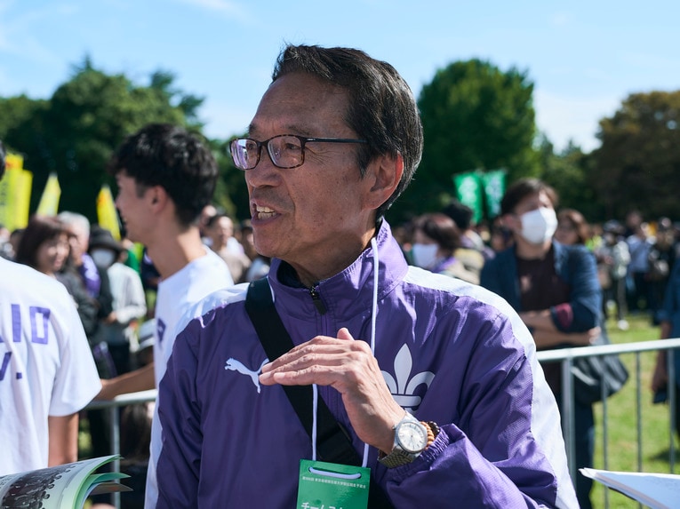 取材に応じる原田代理監督、選手の喜ぶ姿に「学生たちにとっては一生に1度。こんなにうれしい機会はない。どうか許してやってください」　©Yuki Suenaga