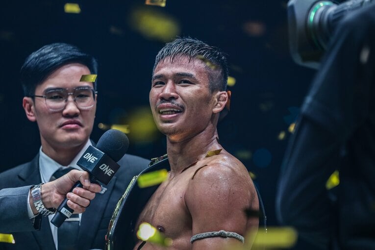 笑顔でインタビューに応えるスーパーレック　©ONE Championship