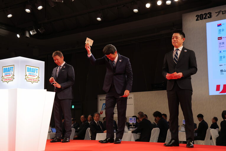 破顔する三浦監督　©JMPA