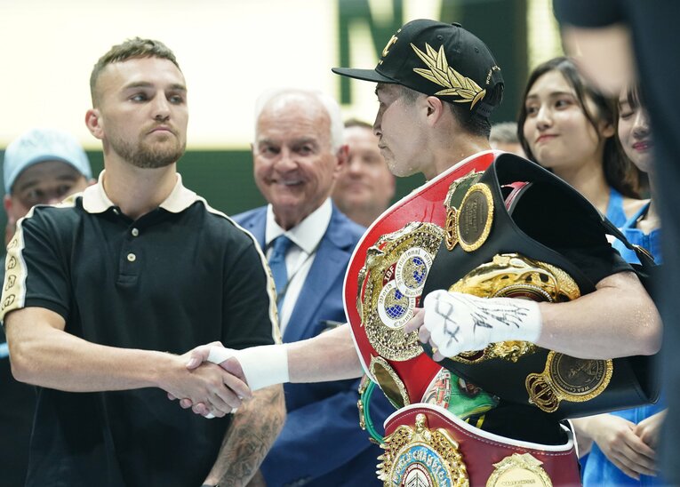 ルイス・ネリ戦のあと、東京ドームのリングに上がって井上尚弥と握手したサム・グッドマン　©︎JIJI PRESS