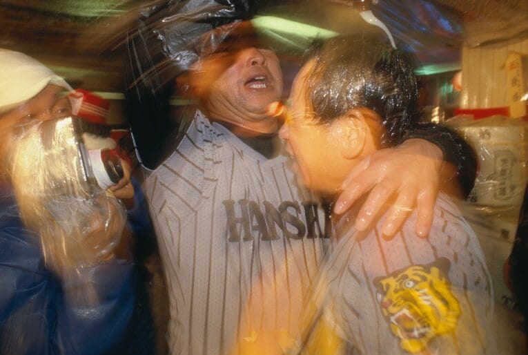 吉田監督にビールを浴びせる川藤　©︎Makoto Kenmizaki