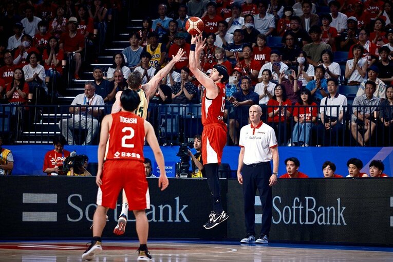 シュートを放つ渡邊。チーム最長の出場時間で献身的なプレーを見せた　©FIBA