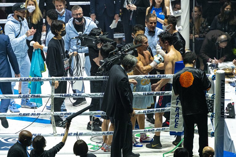 村田に駆け寄るゴロフキン　©Takuya Sugiyama