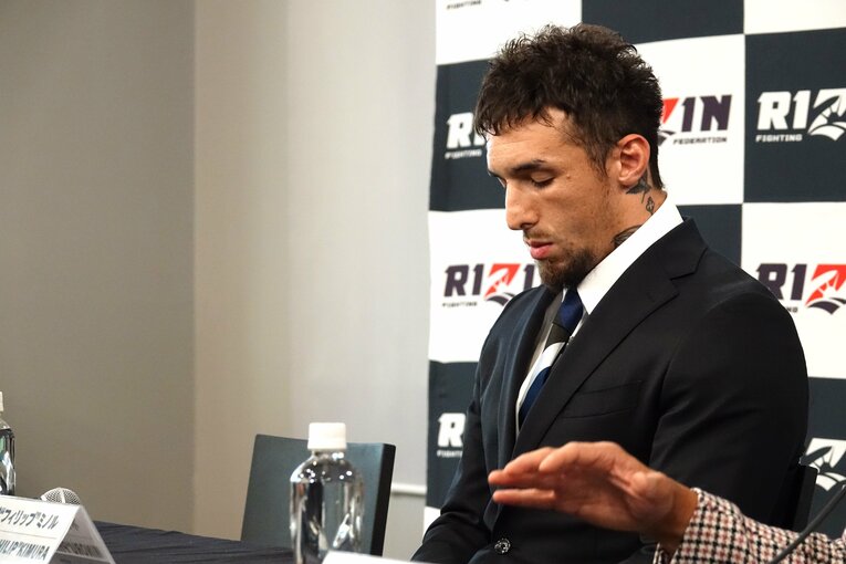 会見で目を伏せる木村“フィリップ”ミノル　©Koji Fuse