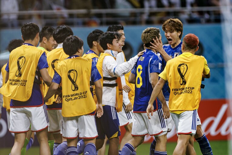 堂安の同点ゴール後の日本代表メンバーたち　©Kiichi Matsumoto/JMPA