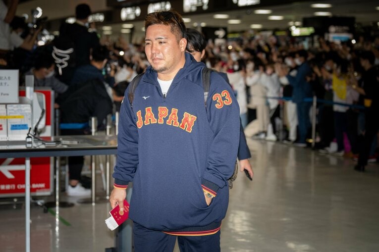 疲れた表情の山川、手荷物はリュックのみ　©Shiro Miyake