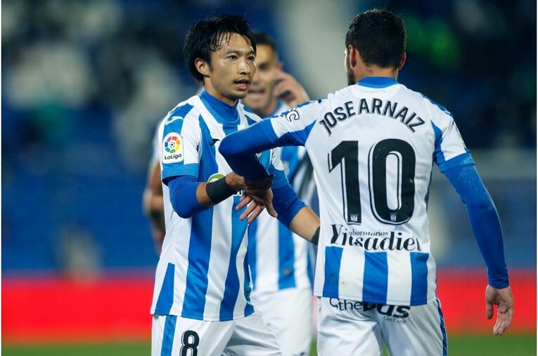 柴崎岳vs岡崎慎司が《ユニフォームを引っ張ってバチバチ》 撮影カメラマンが凍えそうな雨中で捉えた“熱いバトル”の瞬間(23)