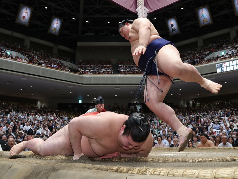 下手出し投げで熱海富士を下した大の里（右）　©JIJI PRESS