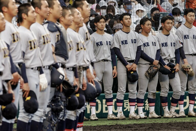 帽子を脱ぐと対戦校と異なり、髪型に個性が見える慶応のナイン　©Kiichi Matsumoto