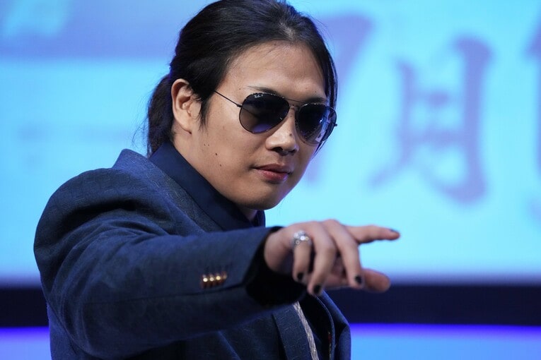 サングラスをかけて記者会見に登場した竹下幸之介　©Essei Hara