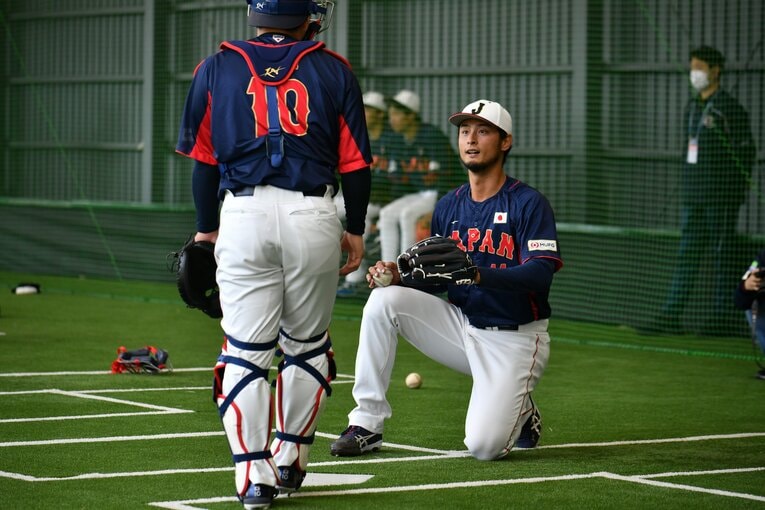 動きを交えながら甲斐に捕球について考えを伝えるダルビッシュ　©︎Hideki Sugiyama