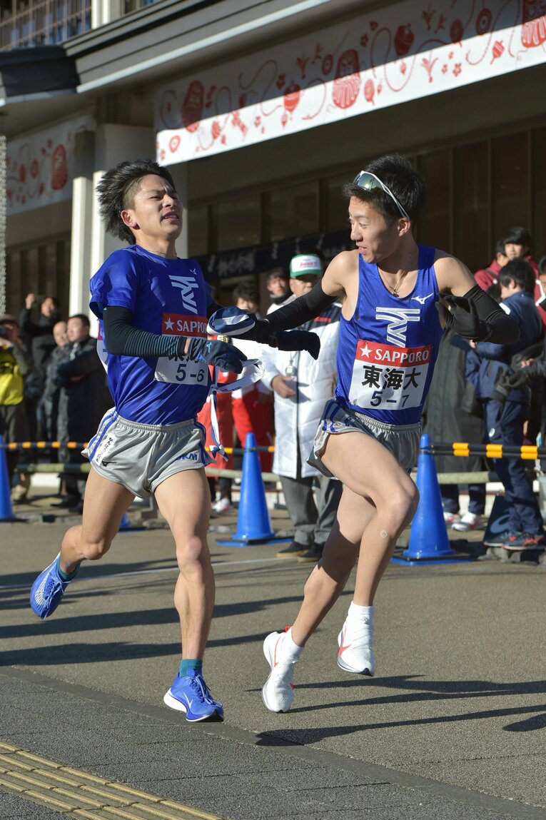 中島は下りの特殊な走りの感覚をはじめから持っていた。6区区間2位で7区・阪口に襷を渡す　©JIJI PRESS