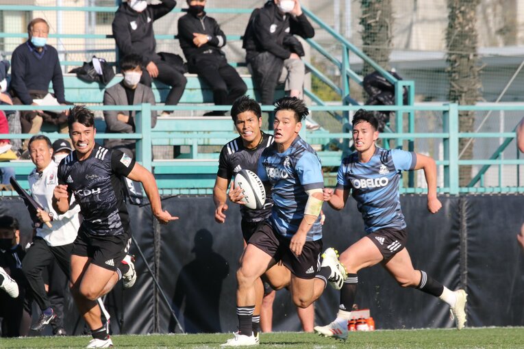 突破する李承信（中央）を追うメイン平（左）　©Nobuhiko Otomo