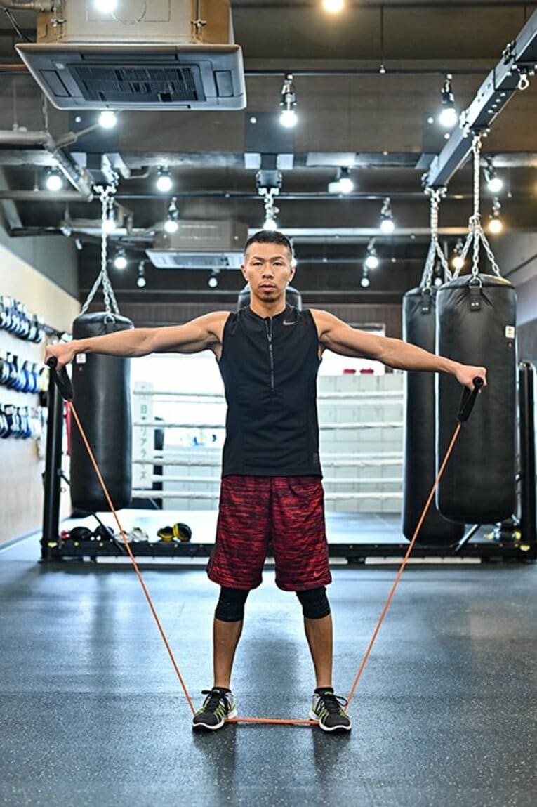 二の腕や太腿がピシッと引き締まる！元世界王者の超簡単「おうちトレ」。(4)