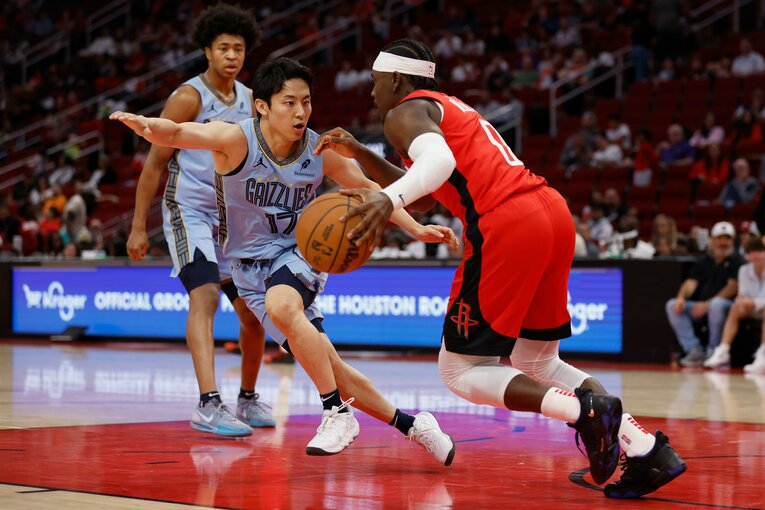 コートに立てば、精力的なディフェンスも目立つ河村勇輝　©︎Tim Warner/Getty Images