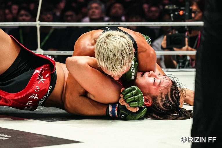 RENAvsクジュティナ　©RIZIN FF