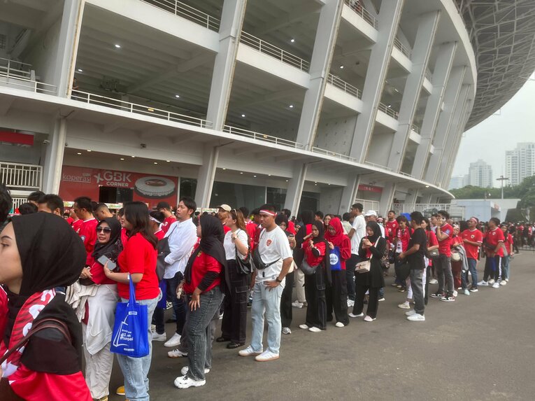 試合3時間半前から（開門前）並ぶ熱心なインドネシアファン　©Yusuke Mimura