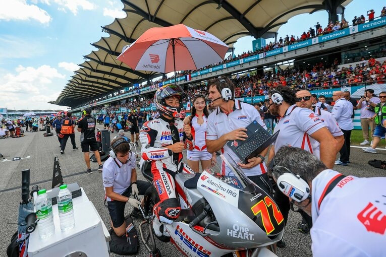 マレーシアGP決勝のグリッドでの古里太陽　©Satoshi Endo