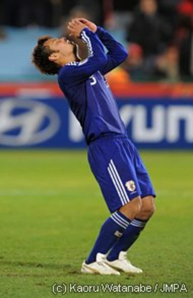 痛恨のPKミスに思わずのけ反る駒野選手であった