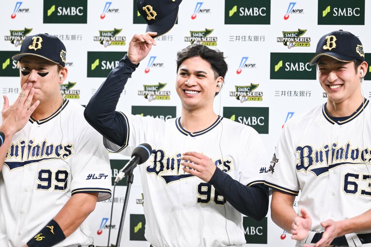 2022年の日本シリーズではリリーフとしてフル回転。第4戦では勝利投手になり、山崎颯（右）、杉本（左）とともにお立ち台で歓声を浴びた　©︎Nanae Suzuki