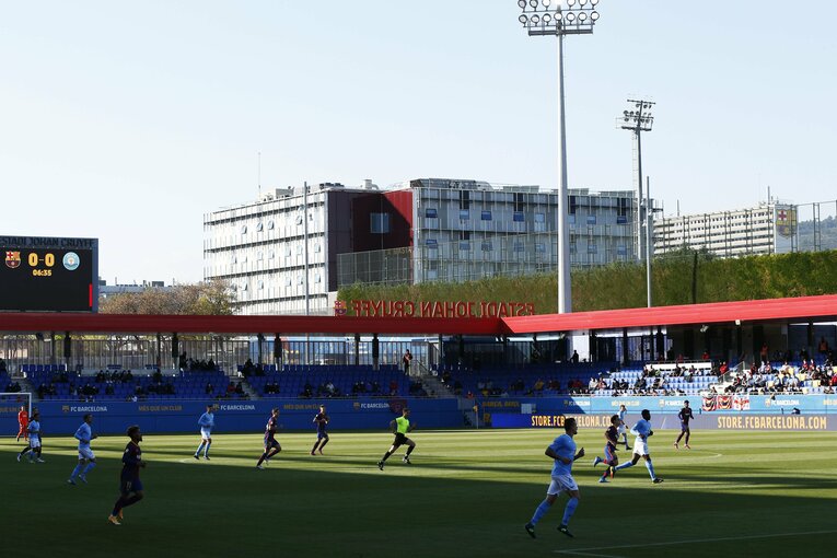 スタジアムの外には、いわゆるマシアが見える©Daisuke Nakashima