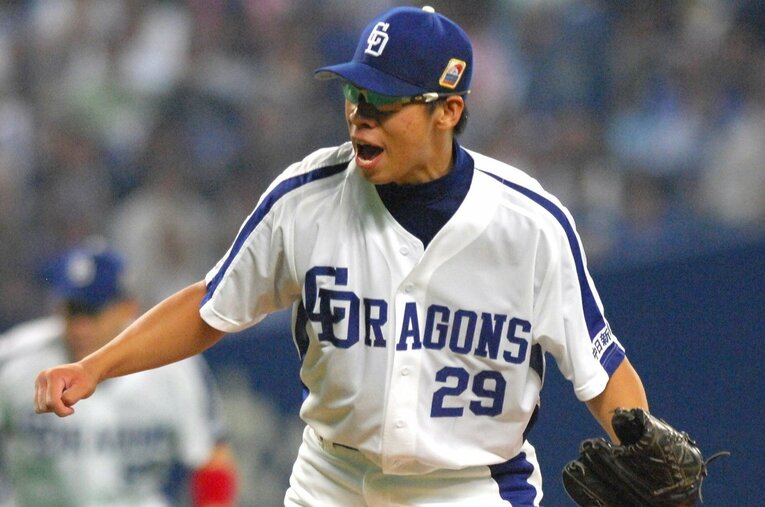 2007年日本シリーズ第5戦、日本一をかけた試合で8回までパーフェクトピッチングをしながら交代した山井大介。中日ベンチ裏のロッカーでエース川上憲伸が見た交代にいたる風景とは？ ／ photograph by JIJI PRESS