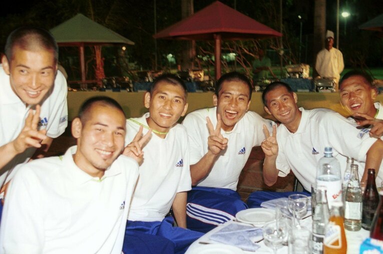 1999年ワールドユースでの「黄金世代」。大会中にメンバーで頭を丸刈りにした、左から加地亮、高原直泰、中田浩二、稲本潤一、氏家英行、辻本茂輝　©AFLO