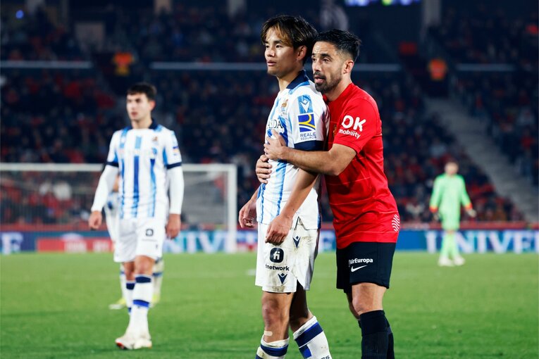 ビジャレアル時代の同僚でもあるハウメ・コスタからは“試合中バックハグ”　©Daisuke Nakashima