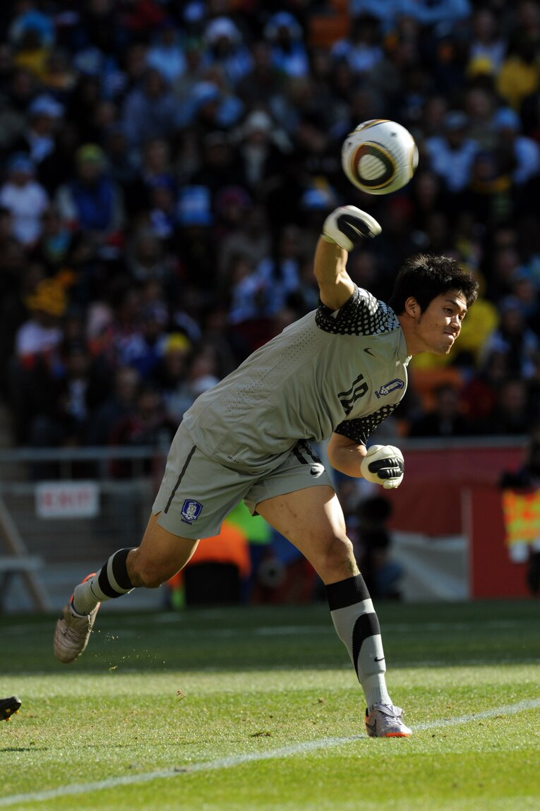 チョン・ソンリョンの豪快なスローイング　©JMPA