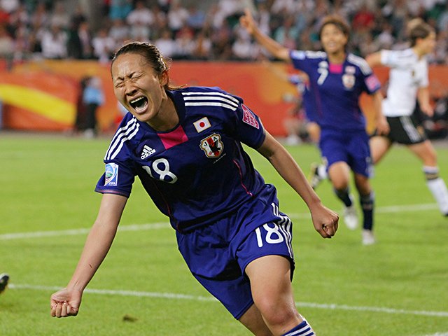 丸山桂里奈が決めた伝説のゴールと、数日後の「なんで私だけ……」。<Number Web> photograph by Satoru Kaneko