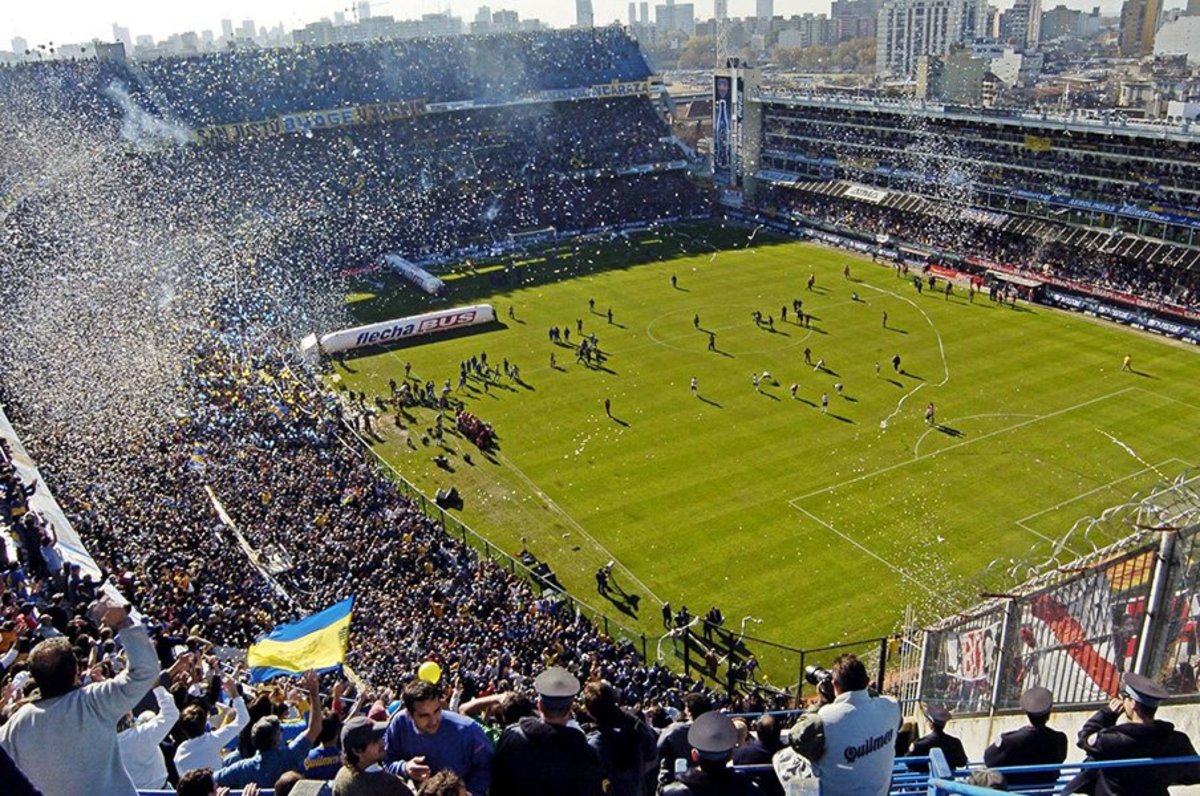 紙吹雪と貧富差、痛烈な削り合い。ボカ対リーベルの熱狂は唯一無二