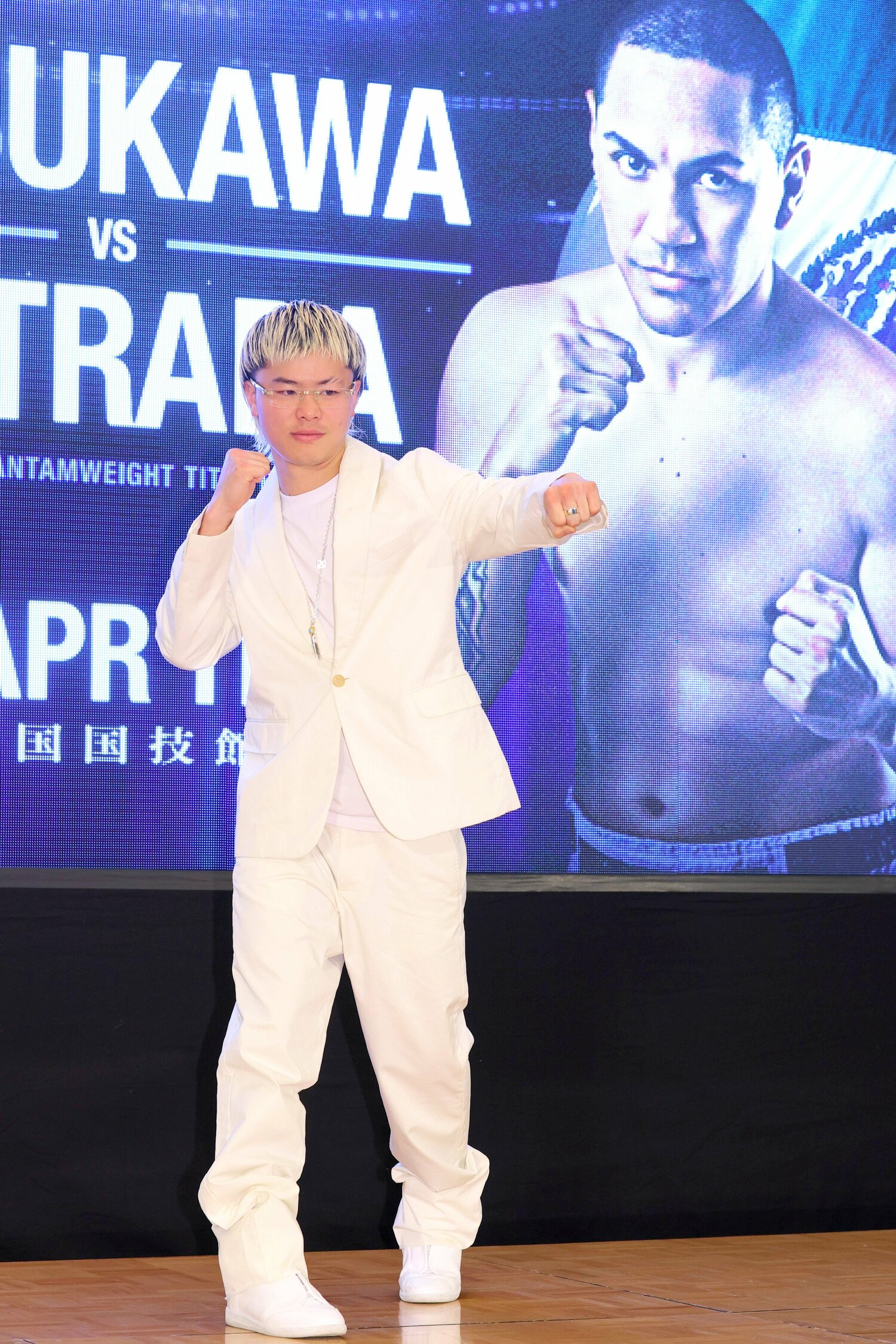 次戦の対戦相手エストラーダを背後に会見に臨んだ那須川天心　©️報知新聞／アフロ