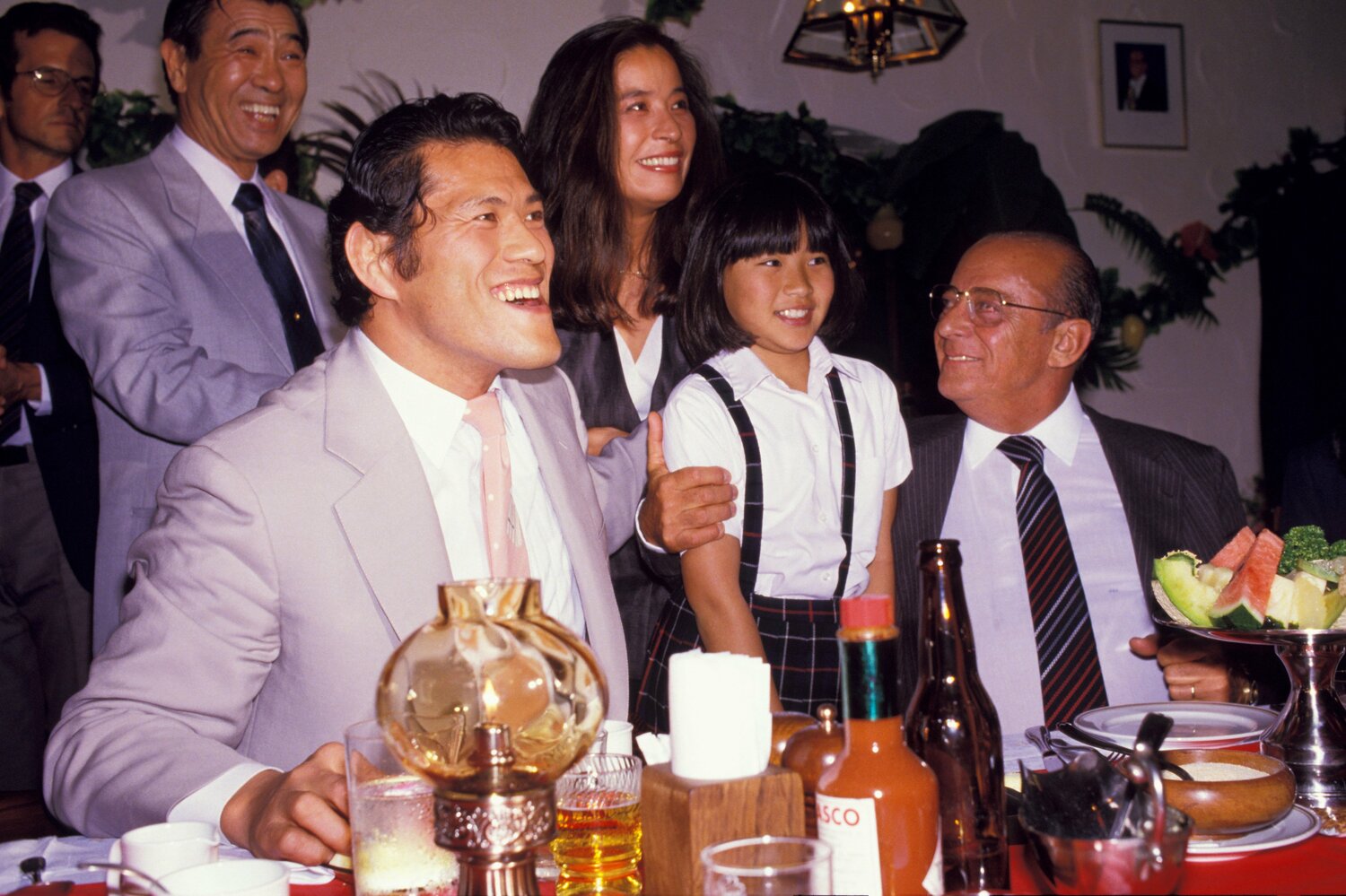 フィゲイレード大統領と記念写真に納まるアントニオ猪木、美津子夫人と寛子さん。1984年6月26日、東京・六本木 ©Essei Hara