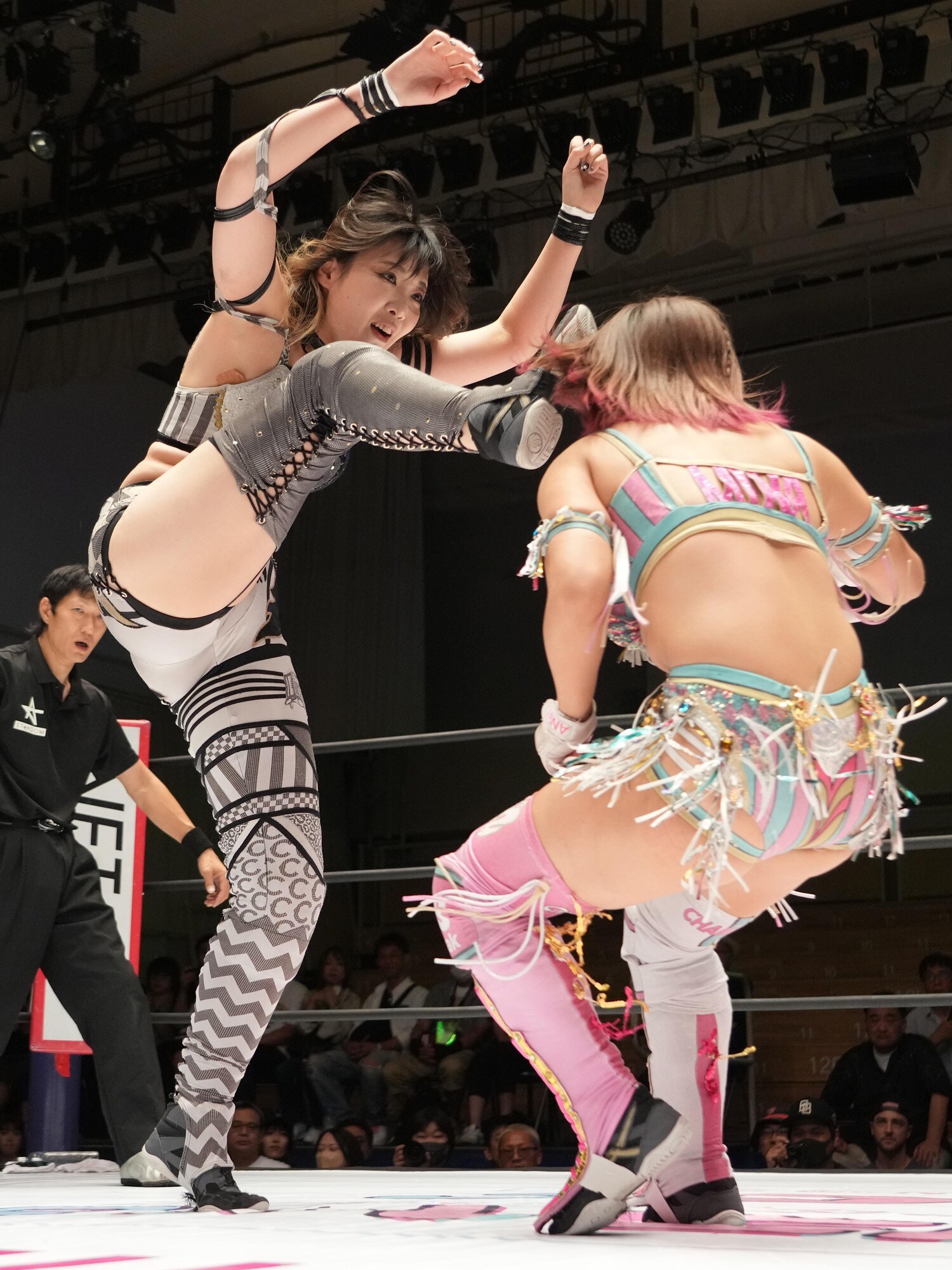 長い脚を使ったビッグブーツ（顔面蹴り）も得意技の一つ　©Essei Hara