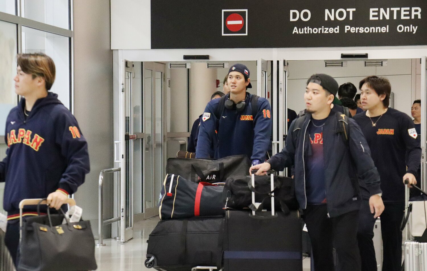 マイアミ入りした際、チェコの帽子を被って現れた大谷翔平 ©JIJI PRESS