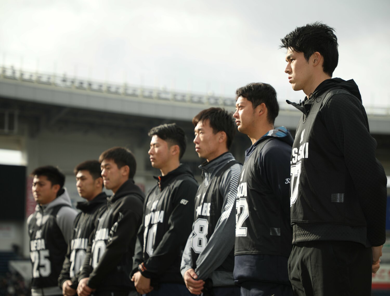 新人合同自主トレで真剣に話を聞く2019年ドラフト同期の選手たち(右から)佐々木、佐藤都、高部、横山ら ©︎JIJI PRESS