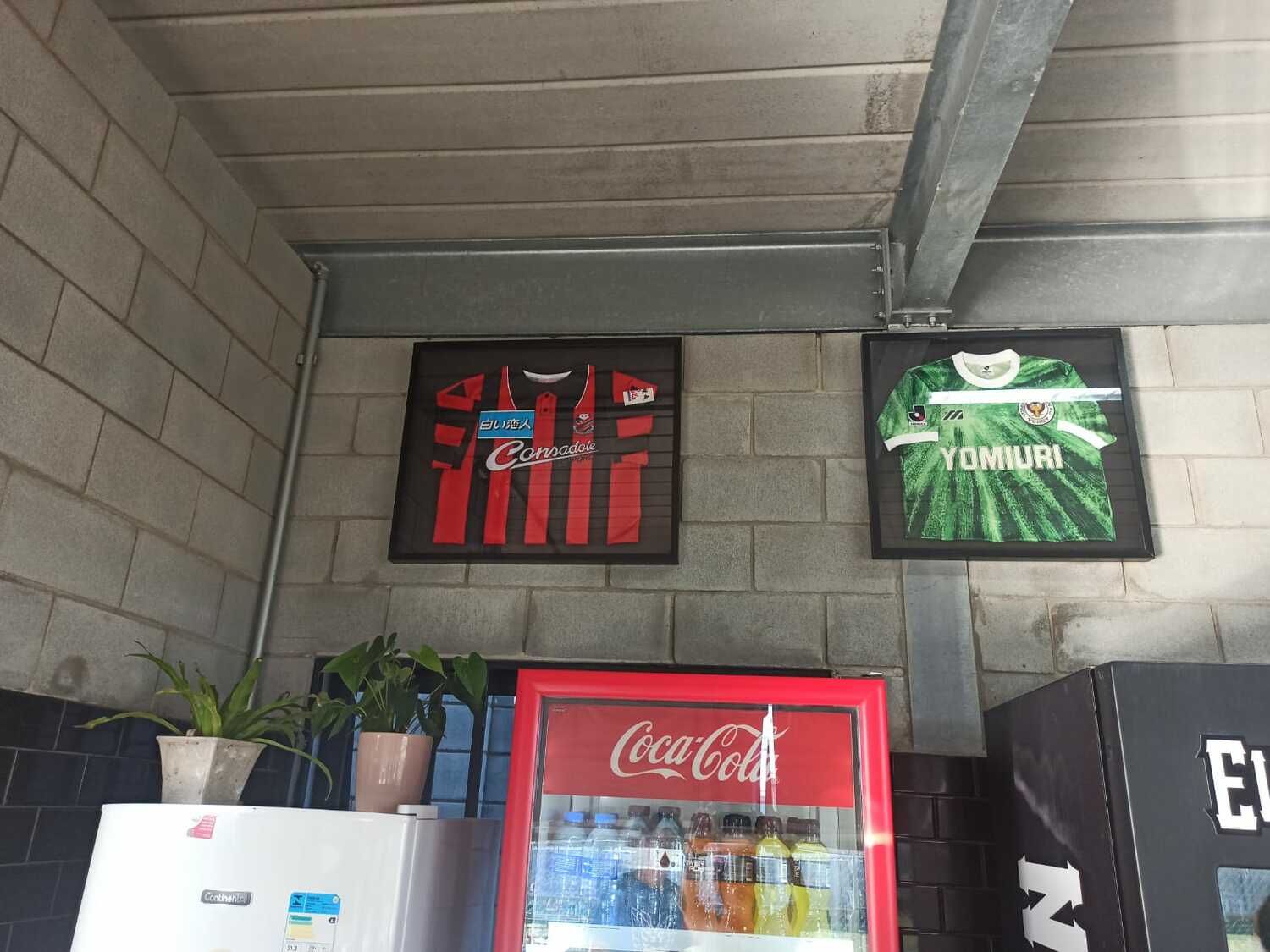 ペレイラが携わるスクールの食堂の壁に、ヴェルディ川崎とコンサドーレ札幌のユニフォームが飾ってあった　©Hiroaki Sawada