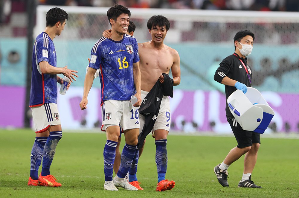 スペイン戦後の冨安と三笘　©Kaoru Watanabe/JMPA