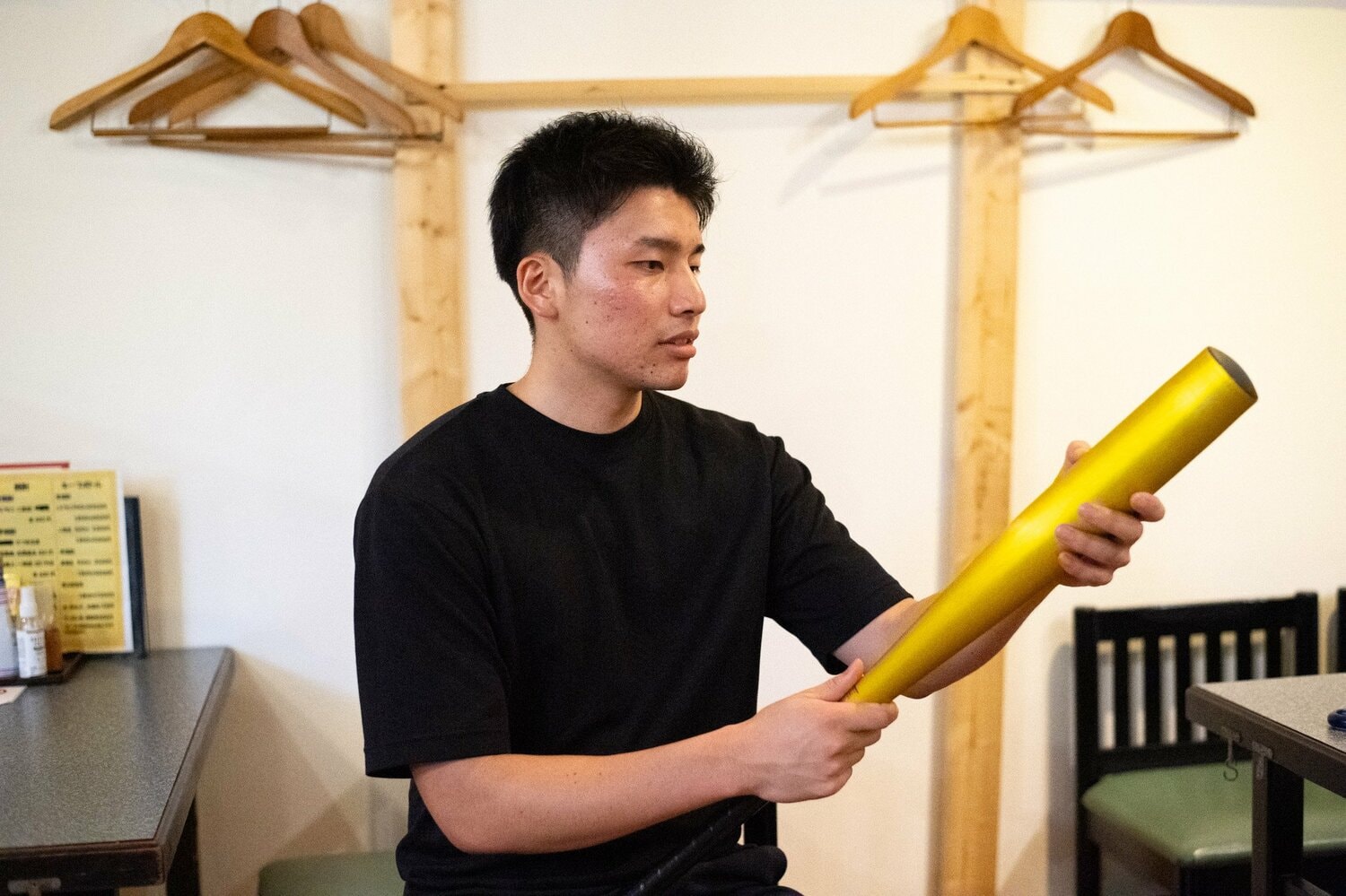 新基準の金属バットに触れる丹羽さん ©Kota Inoue